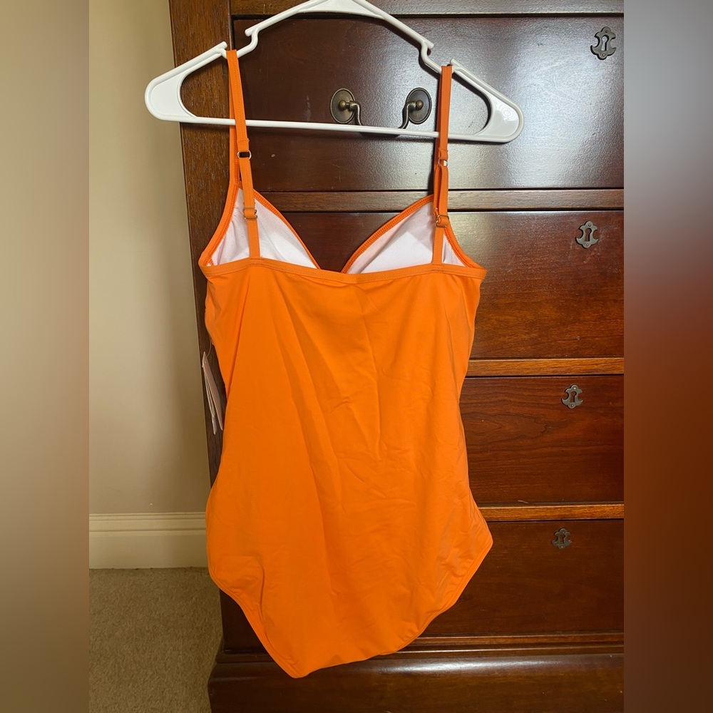 One piece - Picture 2 of 3